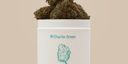 Hanf-Shops - CBD-Shop - Cannabisblüten aus dem Charlie Green Shop in weißer matten Verpackung - Charlie Green GmbH 