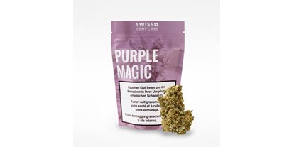Hanf-Shops - Produktkategorie: Hanf-Lebensmittel - Bern-Stadt - Das Purple Magic ist geschmacklich intensiv und sehr würzig. Optisch sticht sofort der violette Unterton ins Auge. Bei genauerem Anschauen sind die glänzenden CBD Kristalle nicht zu übersehen. Unsere Blüten sind hochqualitativ und wir garantieren, dass die Herstellung zu 100% in der Schweiz erfolgt. Von Süß bis herbe, wir bieten hervorragende Produkte für jeden Geschmack an. - Swiss Hempcare