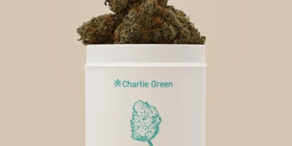 Hanf-Shops - Zahlungsmethoden: Kreditkarte - Bayern - Cannabisblüten aus dem Charlie Green Shop in weißer matten Verpackung - Charlie Green GmbH 