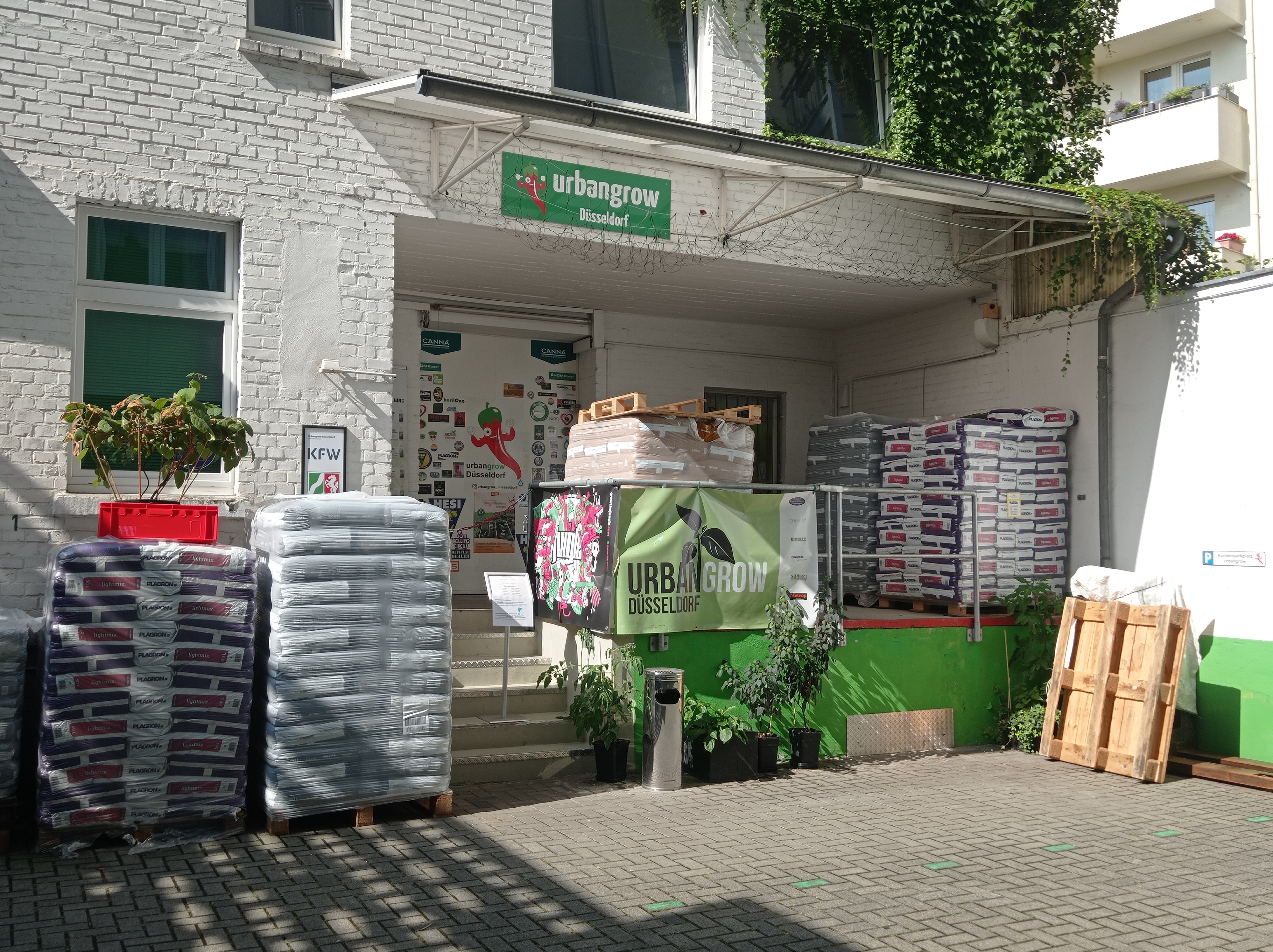 Negozio CBD - Urbangrow Düsseldorf - dein Growshop im Herzen der Landeshauptstadt Düsseldorf. Parpkplätze im Hinterhof (vor dem Store) vorhanden.
Wir freuen uns auf deinen Besuch. - Urbangrow Growshop Düsseldorf