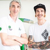 CBD shop - Bernhard Pirker (links) und Christian Pirker (rechts) - Hemptheke Graz - Ihre Fachdrogerie für Hanfprodukte