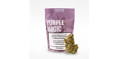 Hanf-Shops - Stationärer Shop - Ostermundigen - Das Purple Magic ist geschmacklich intensiv und sehr würzig. Optisch sticht sofort der violette Unterton ins Auge. Bei genauerem Anschauen sind die glänzenden CBD Kristalle nicht zu übersehen. Unsere Blüten sind hochqualitativ und wir garantieren, dass die Herstellung zu 100% in der Schweiz erfolgt. Von Süß bis herbe, wir bieten hervorragende Produkte für jeden Geschmack an. - Swiss Hempcare