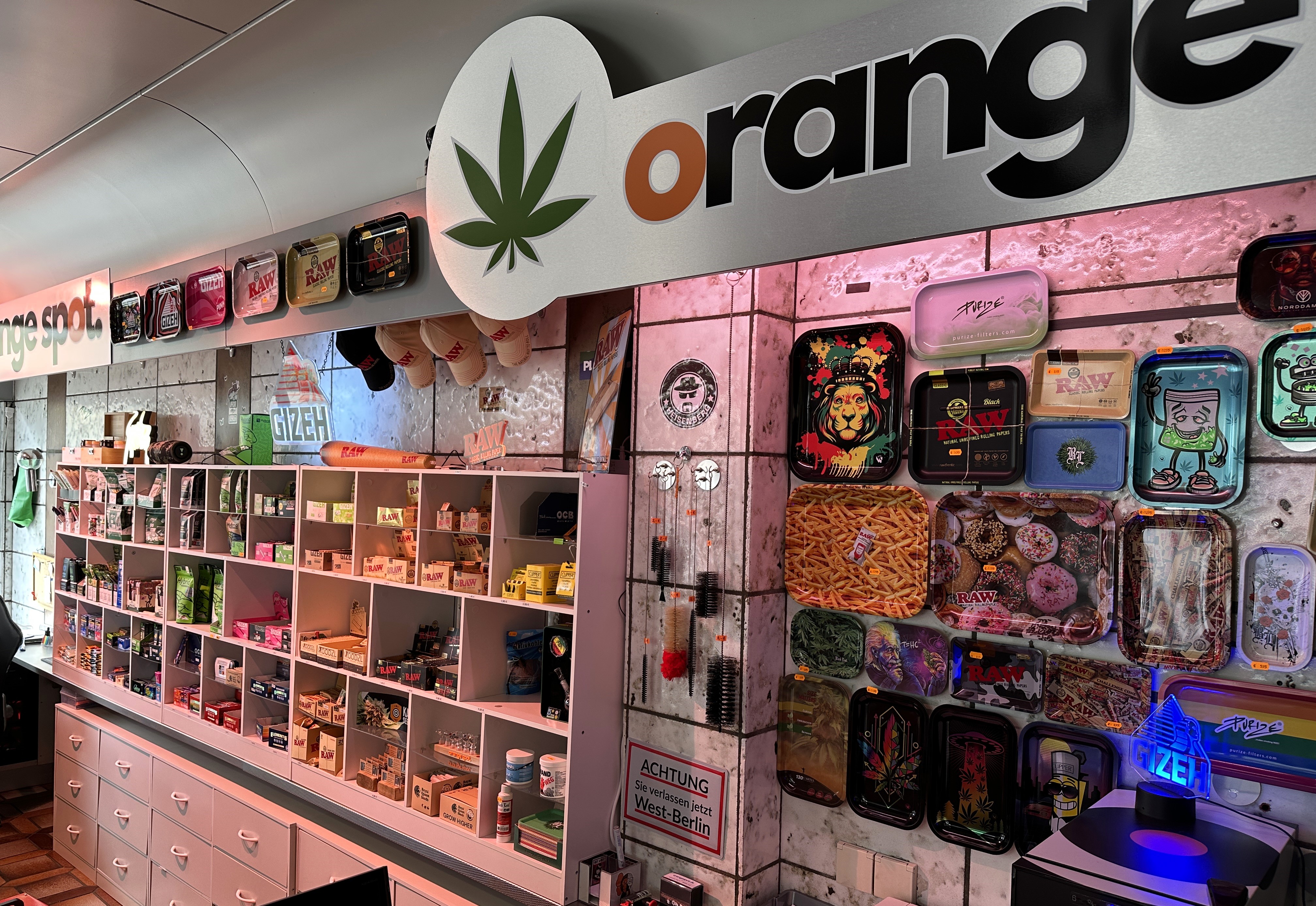 Hanf-Shops - Zahlungsmethoden: Bar (nur im Shop) - Deutschland - Headshop Rückwand - The Orange Spot 