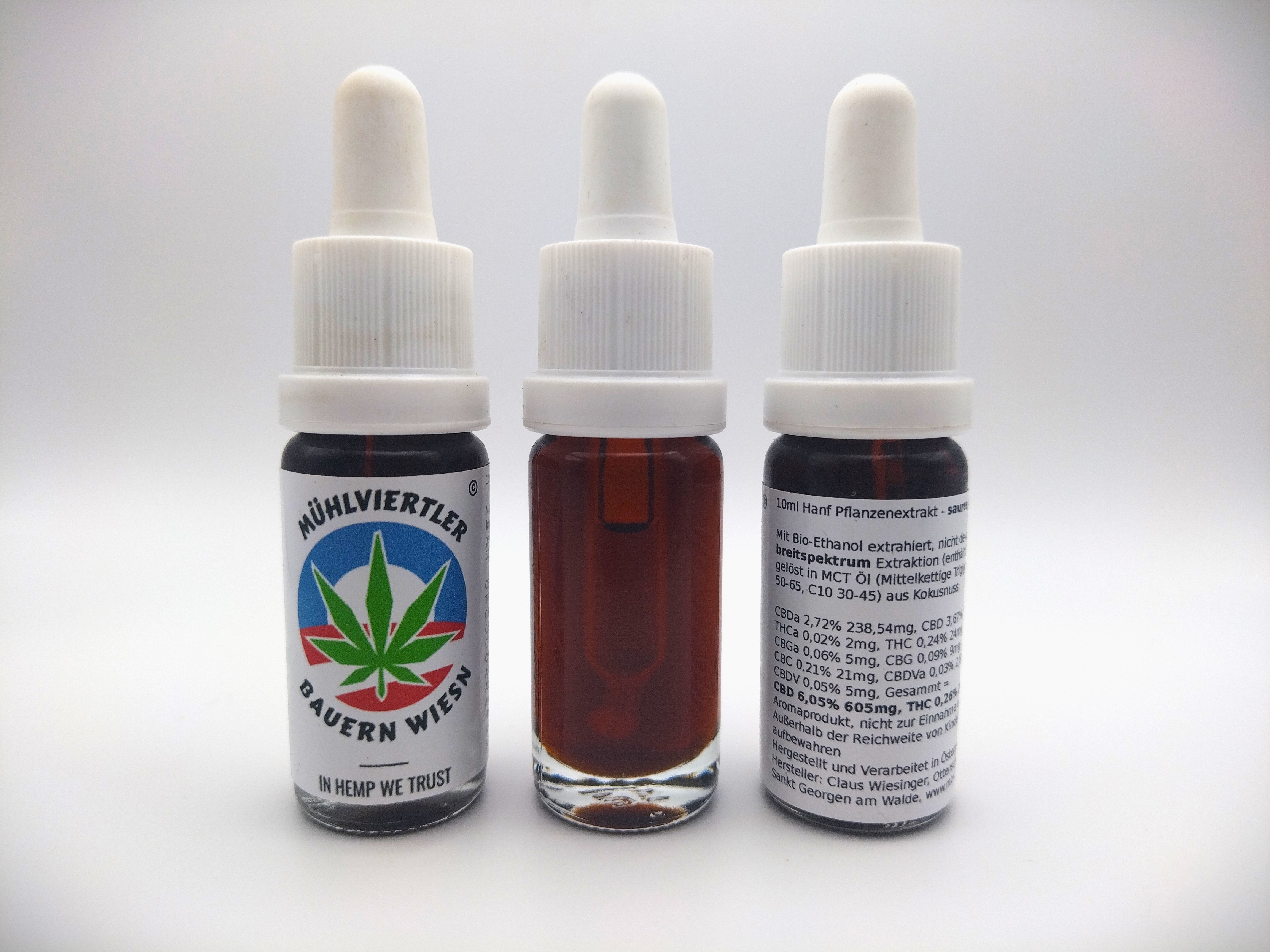 CBD-Shop: Breitspektrum
nicht erhitzt
2,72% Säure
6,05% CBD = 605mg

10ml Hanf Pflanzenextrakt - sauer 6% - Breitspektrum
CBDa 2,72% 238,54mg, CBD 3,67% 367mg
THCa 0,02% 2mg, THC 0,24% 24mg
CBGa 0,06% 5mg, CBG 0,09% 9mg
CBC 0,21% 21mg, CBDVa 0,03% 2,6mg, CBDV 0,05% 5mg
Gesammt = CBD 6,05% 605mg, THC 0,26% 26mg - Mühlviertler Bauern Wiesn