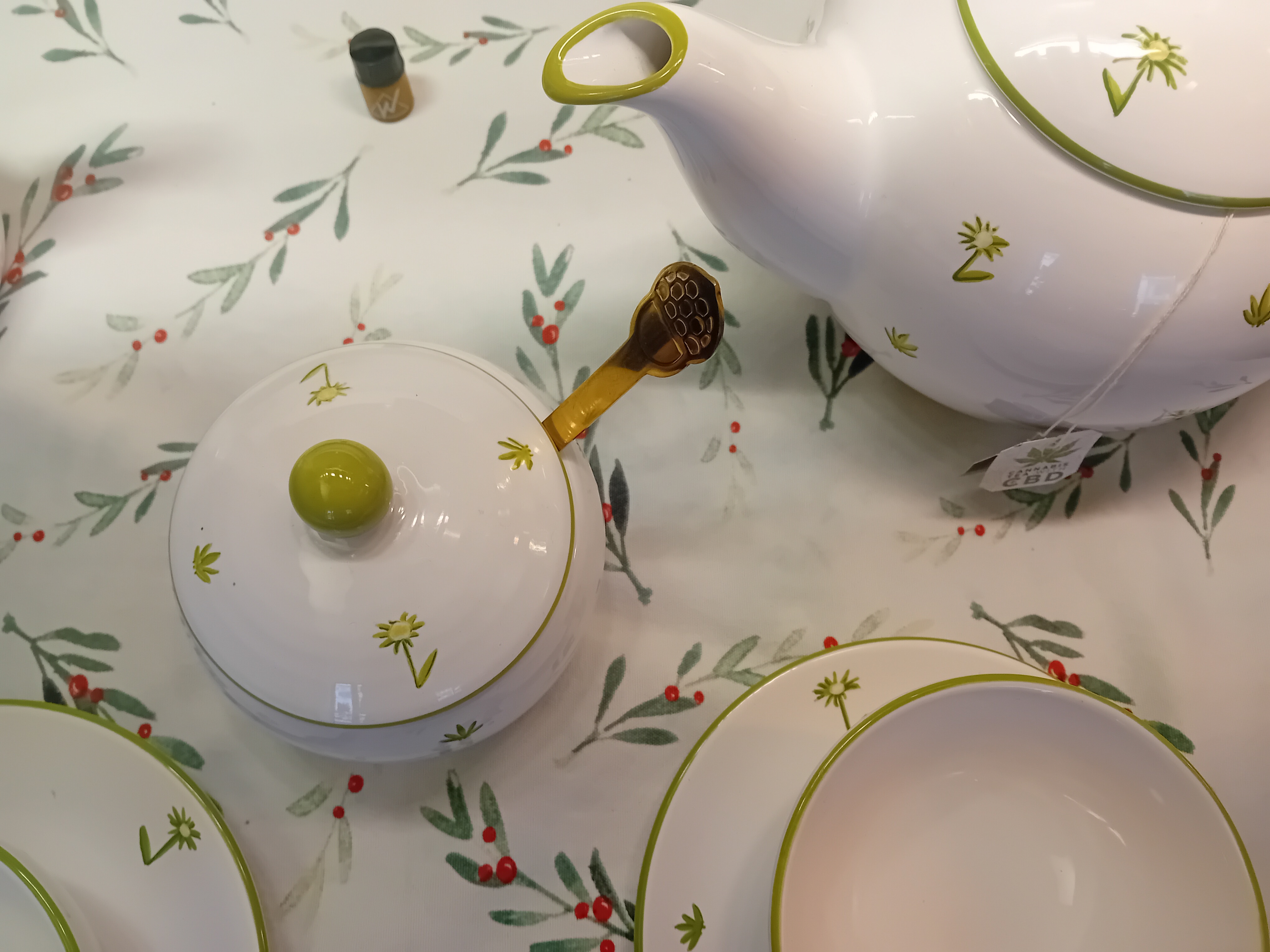 Magasins de chanvre - L'Autriche - Zuckerdose im Arragement mit Tassen und Kanne. - Ois wos recht is, Hanffachhandel für Mensch und Tier. Hanf Streu Zuckerdose mit Deckel