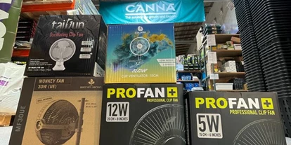 Magasins de chanvre - Abholung - Rhénanie du Nord-Westphalie - auch für die leichte Brise sorgen wir gerne.
Clip-Fans von 5-24W, Box- und Standfans und Wallfans, alles auf Lager im Store in Düsseldorf. - Urbangrow Growshop Düsseldorf