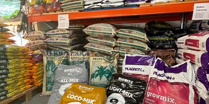 Magasins de chanvre - Abholung - Rhénanie du Nord-Westphalie - Irgendwas muss in die Töpfe rein, aber keine Sorge wir haben alles da.
Light und Grow-Mix Erden in 20/50l Tüten, reine Anzuchterden, Torffreie Erden, Frux-Spezialerden z.B Bonsai, Kakteen, Zitruspflanzen oder Palmenerde. Außerdem diverse Coco Substrate, Steinwolle, Perlite, Wurmhumus, Kalk uvm. Reinschauen lohnt sich immer. - Urbangrow Growshop Düsseldorf
