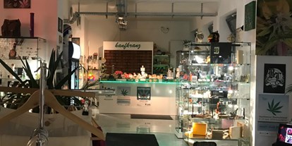 Hemp shops - Produktkategorie: Hanf-Getränke - Düsseldorf - Einblick ins Geschäft.. - Hanfkranz - Headshop - Vaporizer - Tattoo & Piercingstudio - Düsseldorf