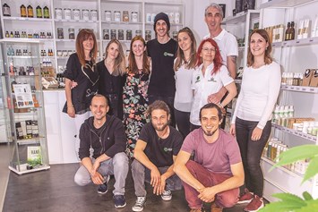 CBD-Shop: Hemptheken Team Leoben - Hemptheke Graz - Ihre Fachdrogerie für Hanfprodukte
