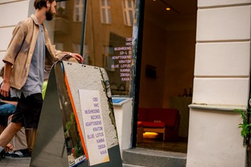 CBD-Shop: Direkt auf der beliebten und belebten Weserstraße in Berlin-Neukölln. - amama - Mood Shop