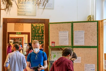 CBD-Shop: Besucher im Hanf Museum - Cannabisladen im Hanf Museum
