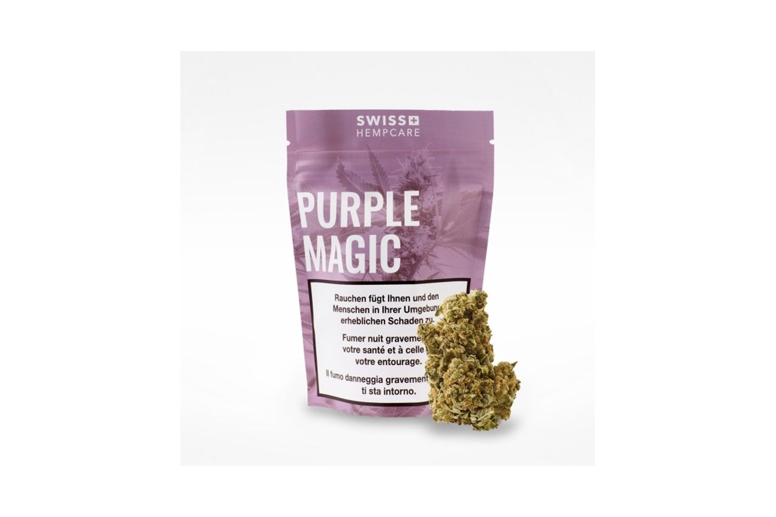 CBD-Shop: Das Purple Magic ist geschmacklich intensiv und sehr würzig. Optisch sticht sofort der violette Unterton ins Auge. Bei genauerem Anschauen sind die glänzenden CBD Kristalle nicht zu übersehen. Unsere Blüten sind hochqualitativ und wir garantieren, dass die Herstellung zu 100% in der Schweiz erfolgt. Von Süß bis herbe, wir bieten hervorragende Produkte für jeden Geschmack an. - Swiss Hempcare