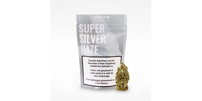 Negozi di canapa - Berna - Unser Super Silver Haze besticht optisch mit seiner wunderschönen hellgrünen Farbe und dem silbernen Glanz der CBD Kristalle. Der hohe Anteil an Sativa sorgt für den signifikanten und geliebten «Haze» Geschmack. Geschmacklich, potent und von Hand bearbeitet, gehört es zu einer der besten Sorten auf dem Markt. Unsere Blüten sind hochqualitativ und wir garantieren, dass die Herstellung zu 100% in der Schweiz erfolgt. Von süß bis herbe, wir bieten hervorragende Produkte für jeden Geschmack an. - Swiss Hempcare