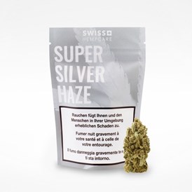CBD-Shop: Unser Super Silver Haze besticht optisch mit seiner wunderschönen hellgrünen Farbe und dem silbernen Glanz der CBD Kristalle. Der hohe Anteil an Sativa sorgt für den signifikanten und geliebten «Haze» Geschmack. Geschmacklich, potent und von Hand bearbeitet, gehört es zu einer der besten Sorten auf dem Markt. Unsere Blüten sind hochqualitativ und wir garantieren, dass die Herstellung zu 100% in der Schweiz erfolgt. Von süß bis herbe, wir bieten hervorragende Produkte für jeden Geschmack an. - Swiss Hempcare